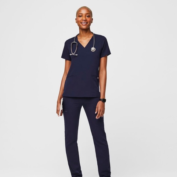 Figs- Casma™ Three-Pocket Scrub Top - Picture 4 of 11